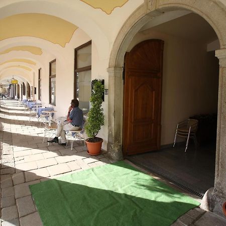 Hotel U Cerneho Orla Telc Bagian luar foto