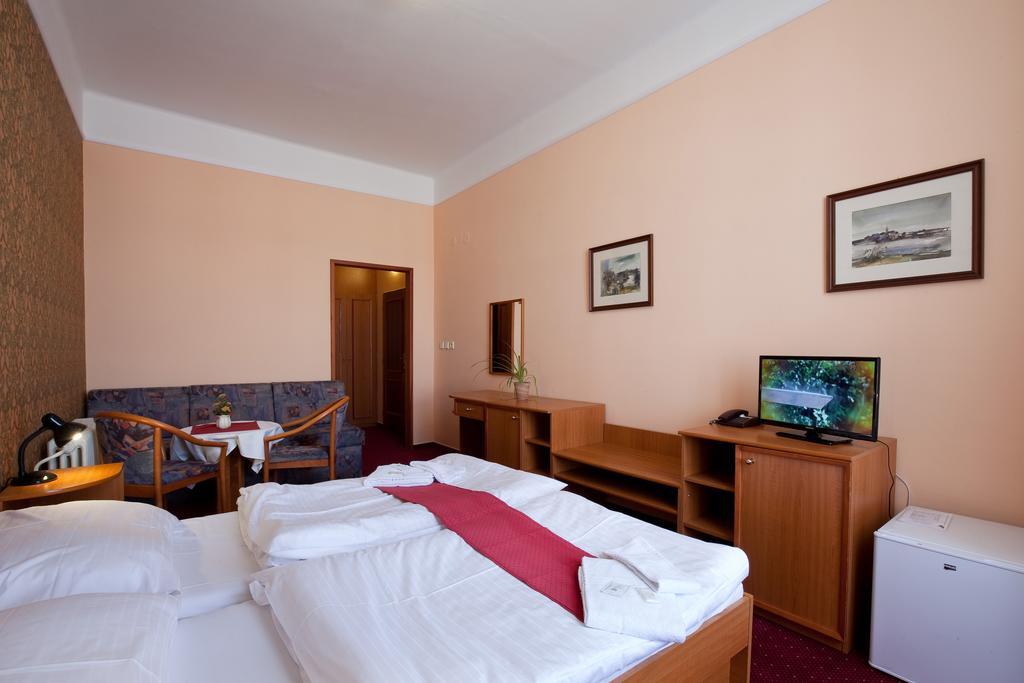 Hotel U Cerneho Orla Telc Bagian luar foto