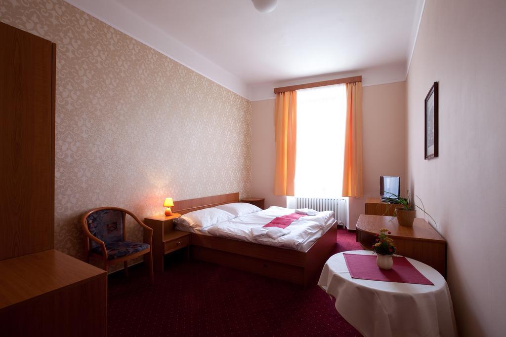 Hotel U Cerneho Orla Telc Bagian luar foto