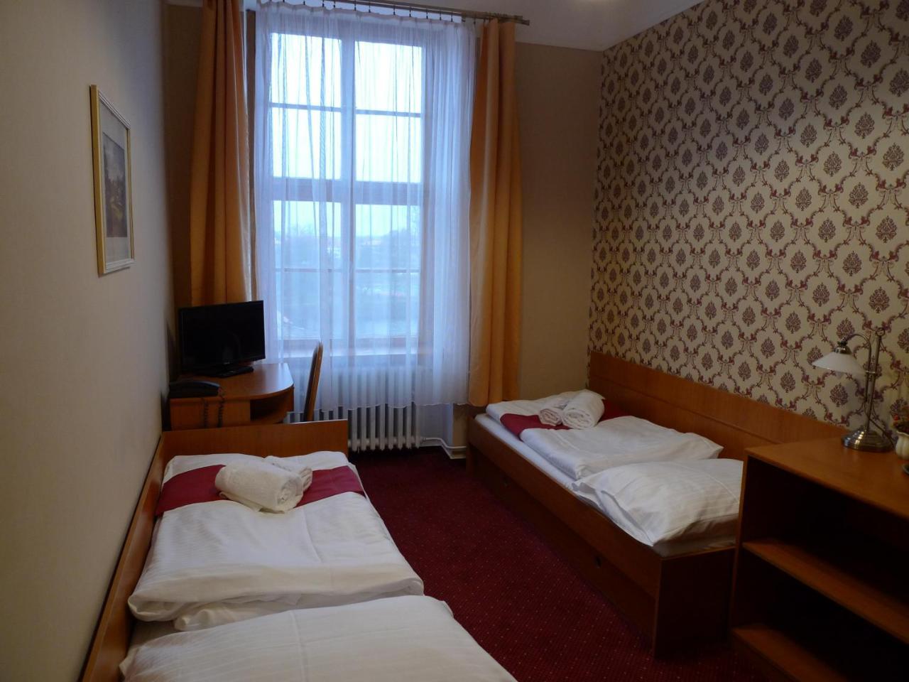 Hotel U Cerneho Orla Telc Bagian luar foto