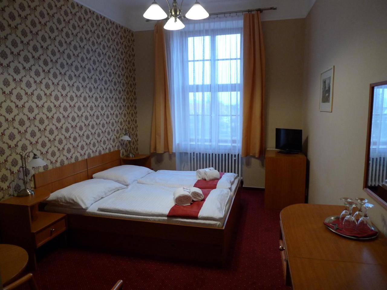 Hotel U Cerneho Orla Telc Bagian luar foto