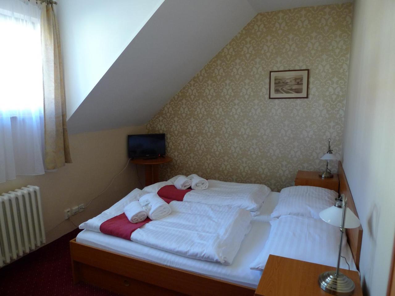 Hotel U Cerneho Orla Telc Bagian luar foto