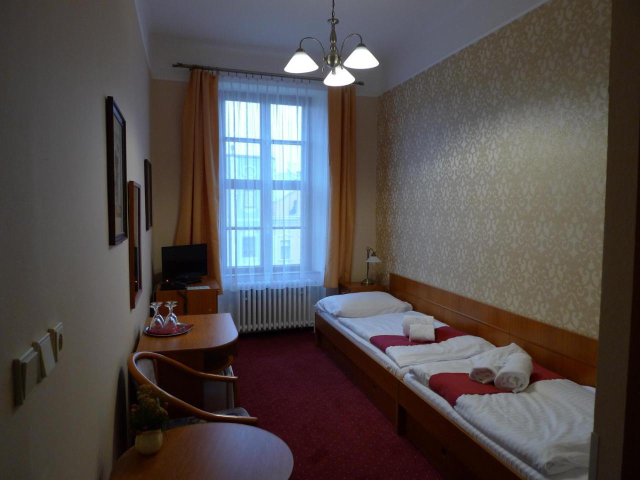 Hotel U Cerneho Orla Telc Bagian luar foto