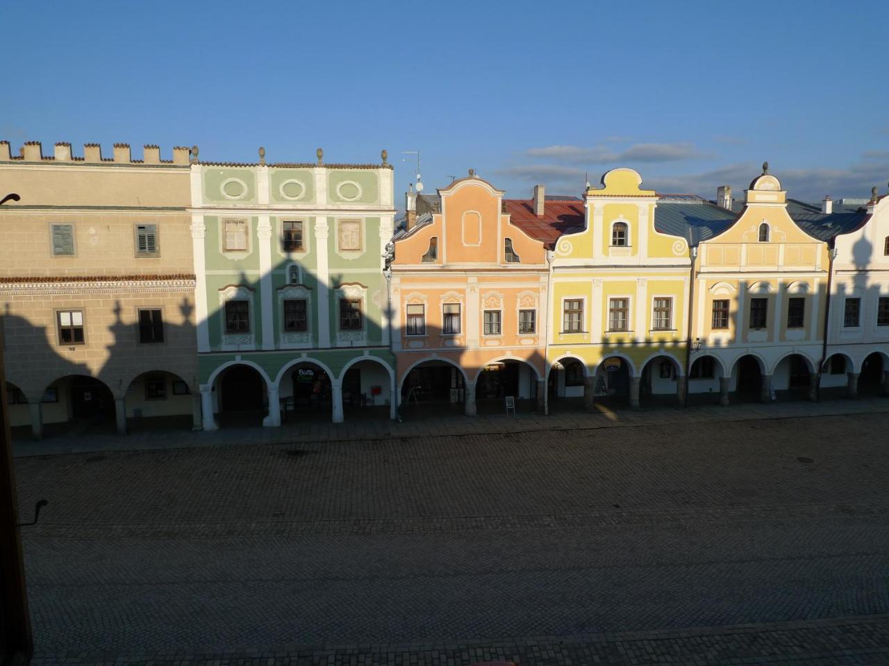 Hotel U Cerneho Orla Telc Bagian luar foto