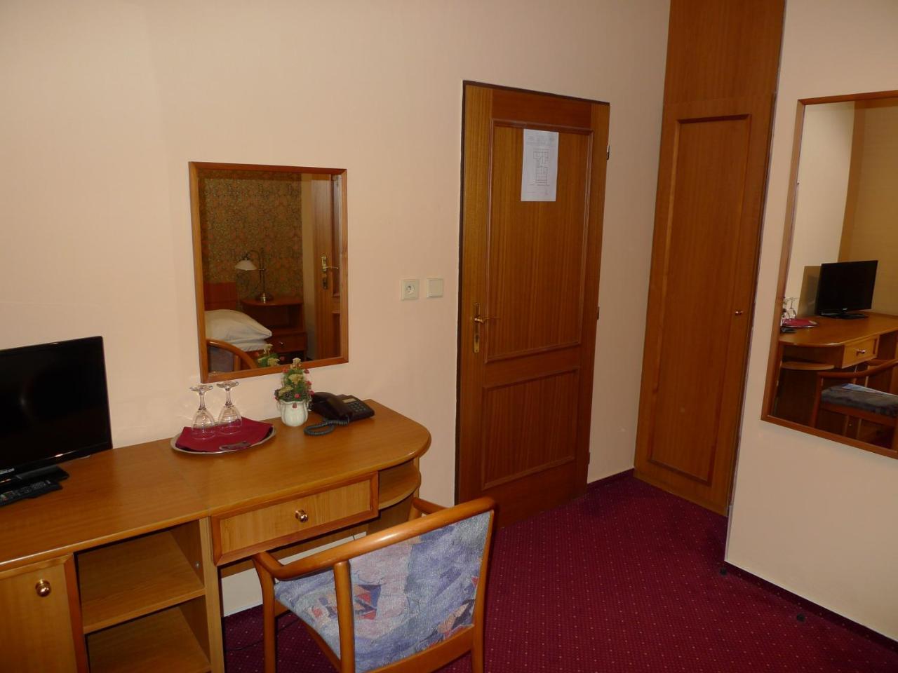 Hotel U Cerneho Orla Telc Bagian luar foto