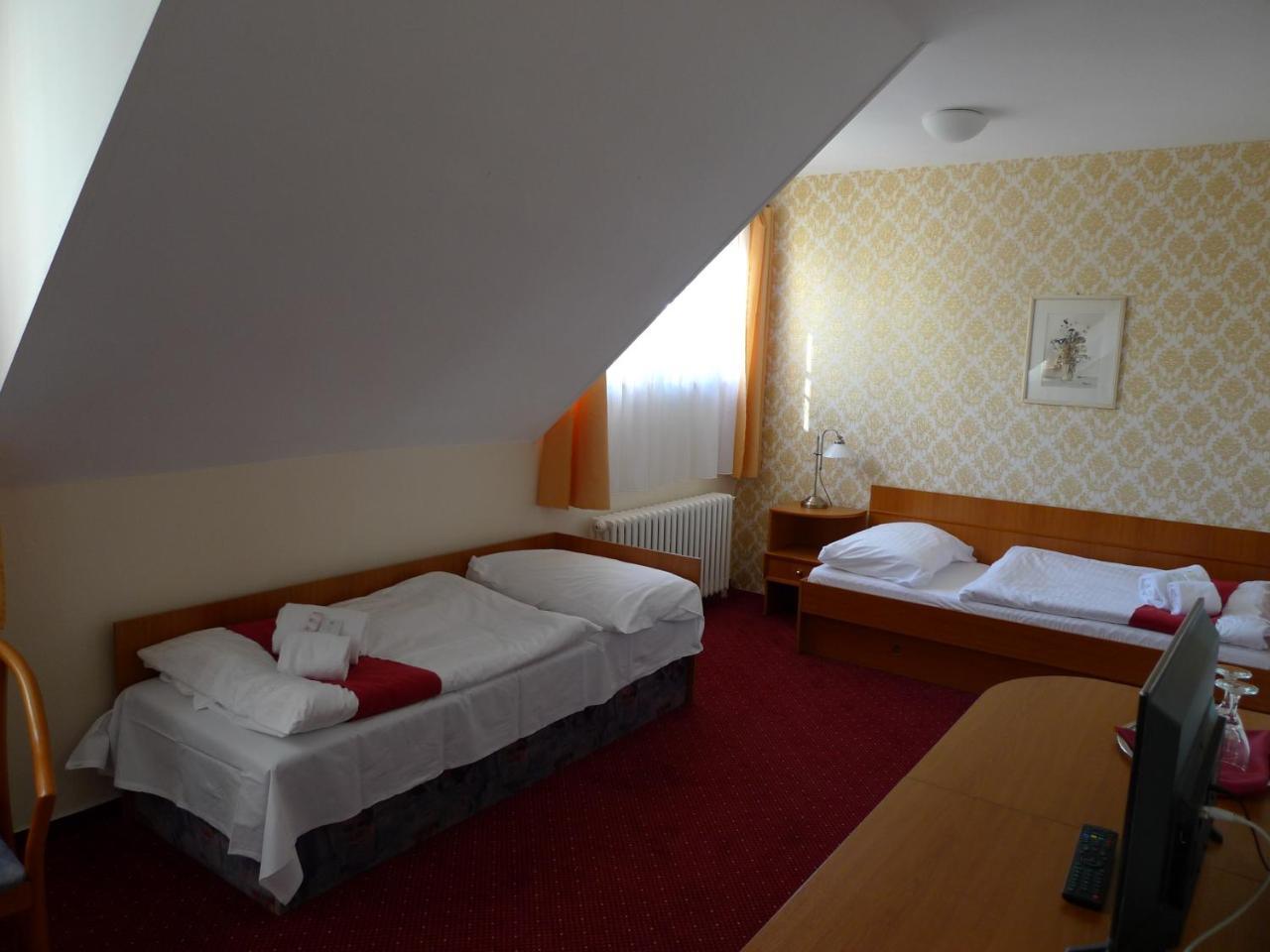 Hotel U Cerneho Orla Telc Bagian luar foto