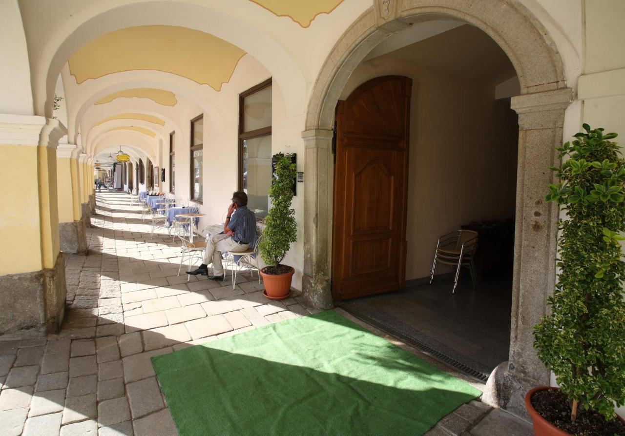 Hotel U Cerneho Orla Telc Bagian luar foto